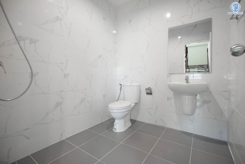 บ้านมือสองตกแต่งใหม่ โครงการ ดิเอมเมอรัลด์การ์เด้น ทวีวัฒนา เนื้อที่ 80 ตร.ว. ฟังก์ชัน 4 ห้องนอน 3 ห้องน้ำ จอดรถได้ 2 คัน บนทำเลศักยภาพเชื่อมต่อหลายเส้นทาง ทั้ง ถนนทวีวัฒนา, ถนนพุทธมณฑลสาย4, ถนนบรมราชชนนี ใกล้เซ็นทรัลปิ่นเกล้า และมหาวิทยาลัยมหิดล